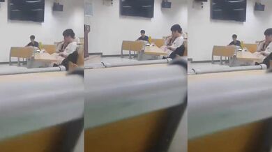 华南理工大学小情侣阶梯教室激情野战 女生导管小手撸硬 手法相当娴熟！